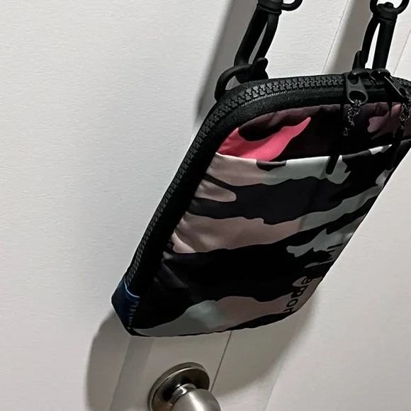 Lululemon Athletica Pre-Loved Authentic Easy Access Heritage 365 Camo Crossbody - Picture 9 of 15